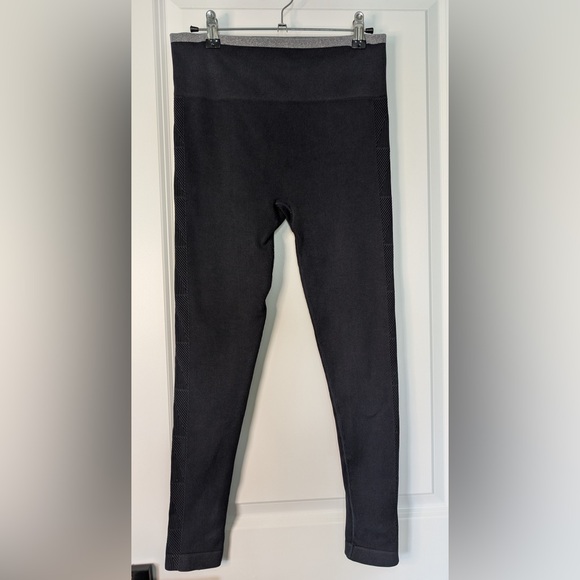 Vuori Black Leggings - Picture 2 of 6